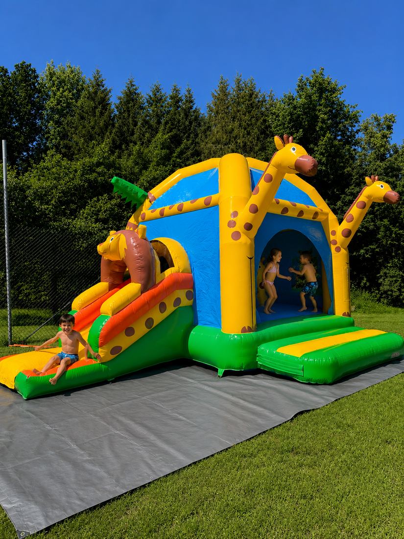 Kinder spielen in der XXL-Hüpfburg Multifun Giraffe