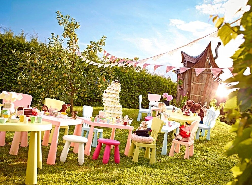Gedeckte Kindersitzgruppe im Garten mit Wimpelketten